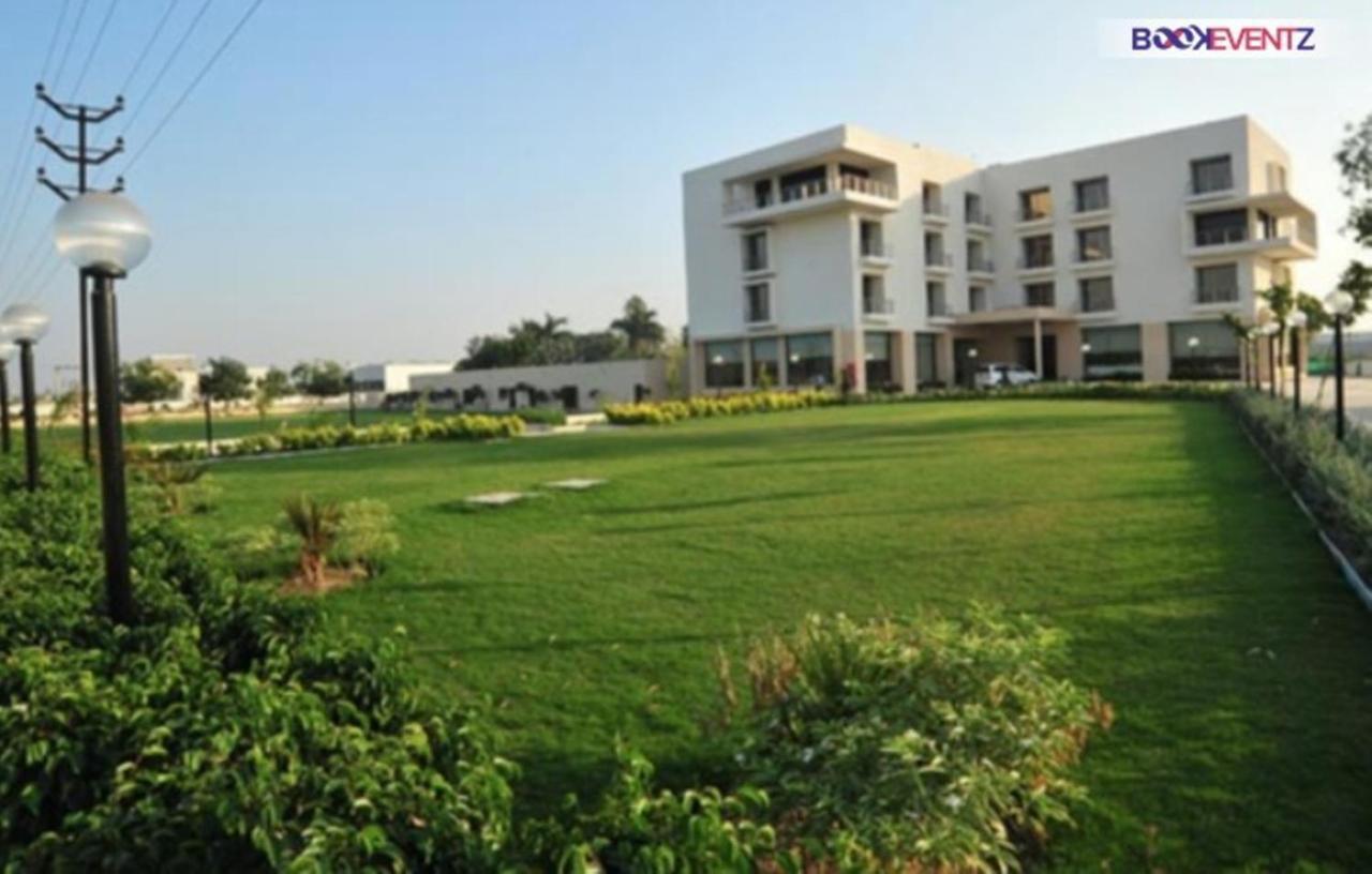 Hotel Krsna Lila By The Blues Sānand Exteriér fotografie